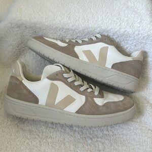 Veja Women’s V-10 Sneaker White Sable Sahara Size 9